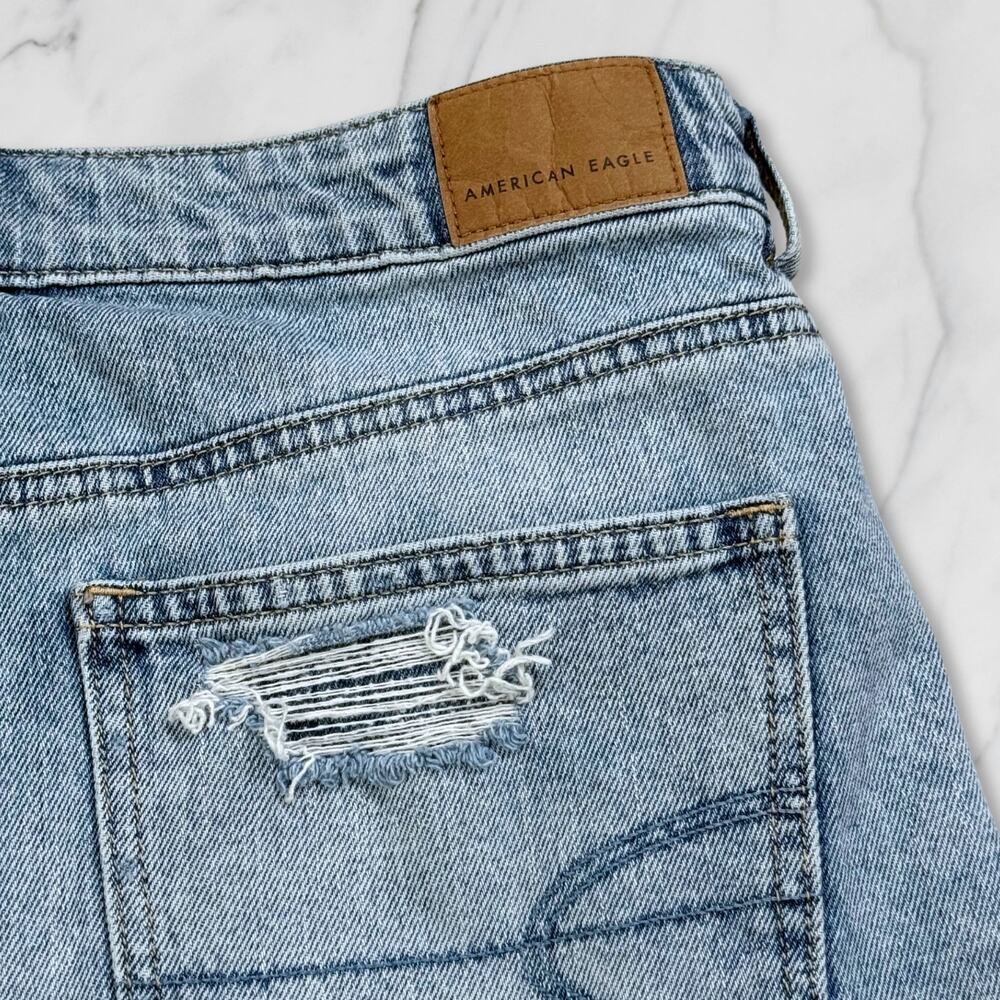 American Eagle AE High Waisted Distressed Denim Mom Shorts Light Wash Size 6 - Picture 4 of 10